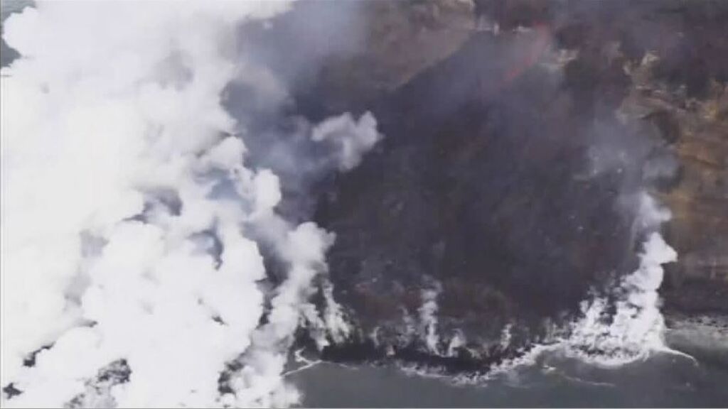 Un dron capta la velocidad a la crece la nueva fajana: la lava llega del cono al mar en 10 munitos