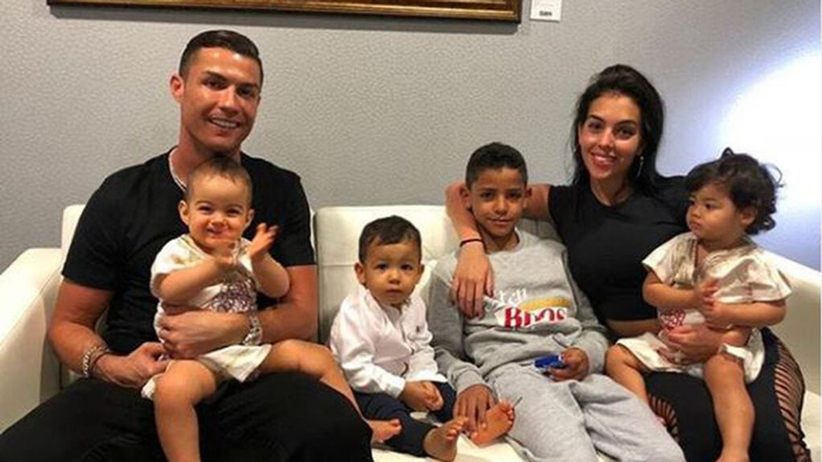 Cristiano Ronaldo contrata a dos ex combatientes de Afganistán para proteger a su familia ante el nuevo embarazo de Georgina Rodríguez Cristiano Ronaldo contrata a dos ex combatientes de Afganistán para proteger a su familia ante el nuevo embarazo de Georgina Rodríguez