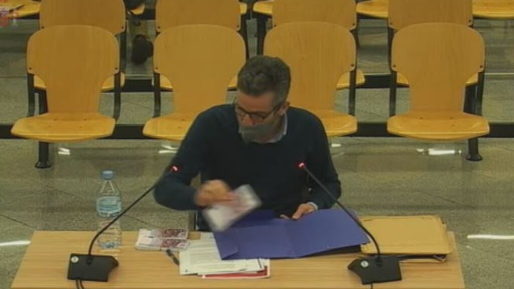 Una acusado de Gürtel muestra en sala cómo camuflar billetes en sobres