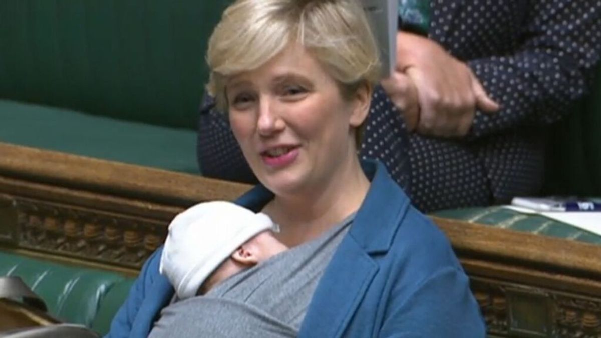 La Cámara de los Comunes británica afea a Stella Creasy, una diputada, llevar a su bebé al pleno