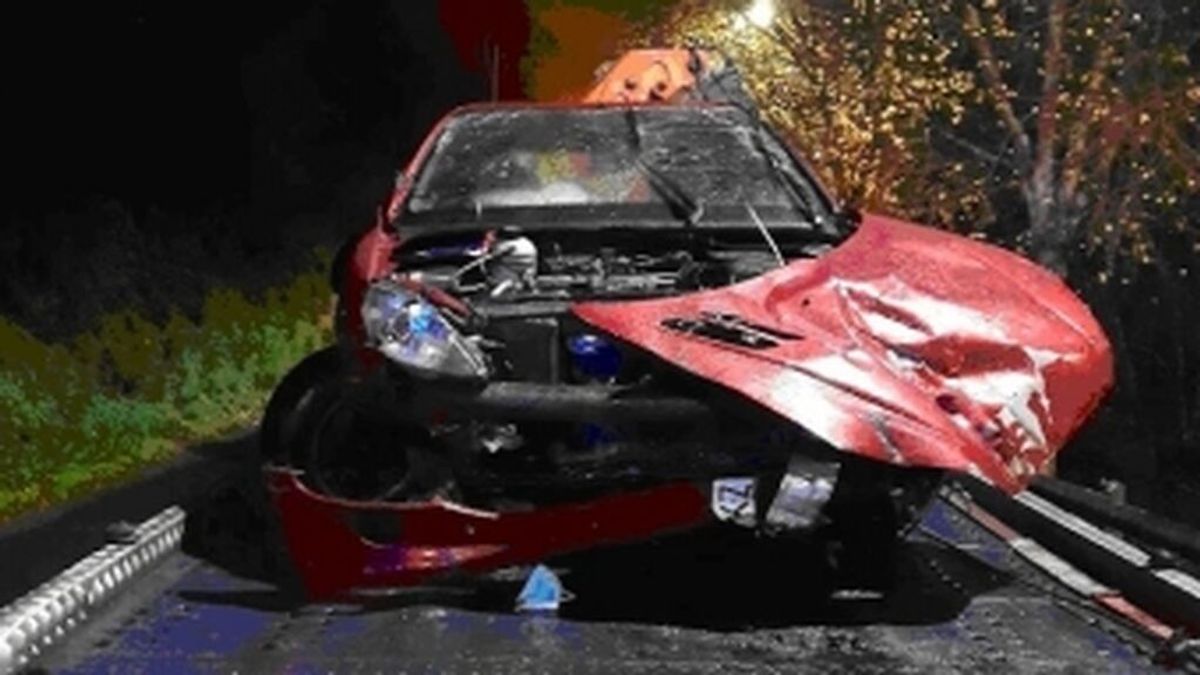 Se duerme al volante y se despierta en el río Rato de Lugo con su coche volcado Se duerme al volante y se despierta en el río Rato de Lugo con su coche volcado