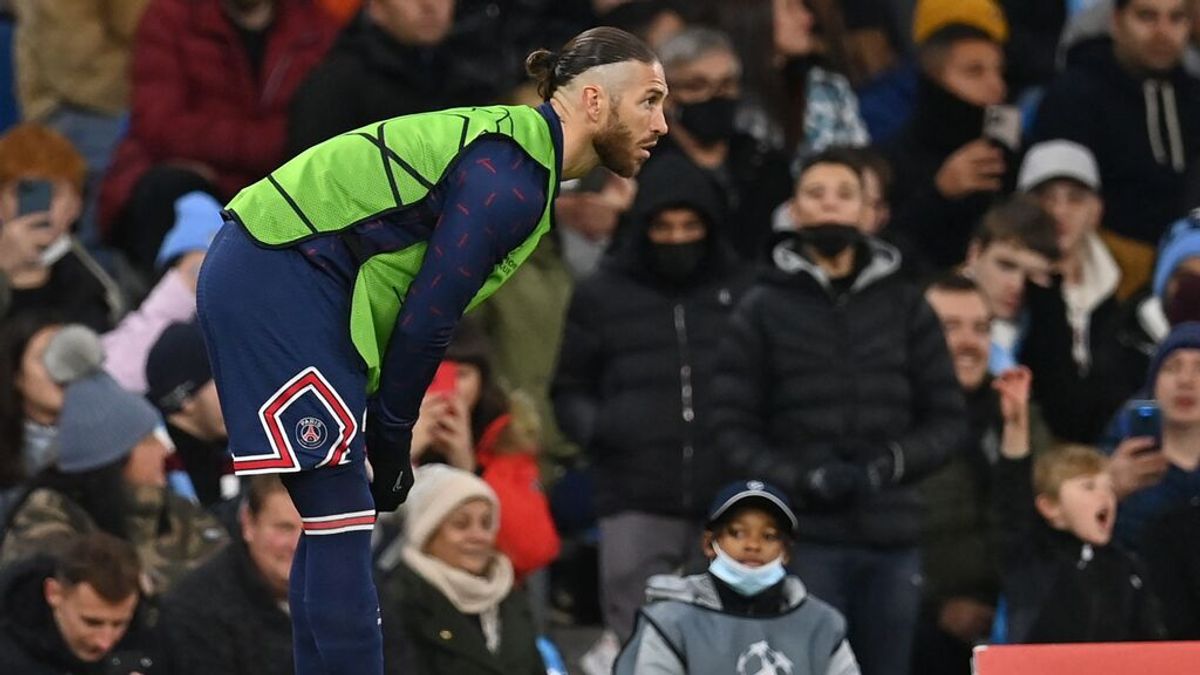 Sergio Ramos vuelve a sentirse futbolista: líder en el banquillo y calentamiento, pero sin debut Sergio Ramos vuelve a sentirse futbolista: líder en el banquillo y calentamiento, pero sin debut