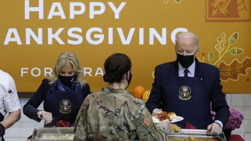 Joe Biden y Kamala Harris sirven comidas de 'Acción de gracias' para los más necesitados