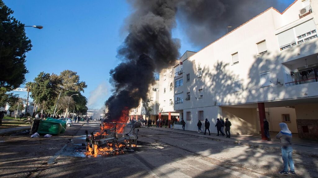 Un colegio de Puerto Real, en Cádiz, sufre los efectos de los enfrentamientos entre policías y huelguistas por la crisis del sector del metal