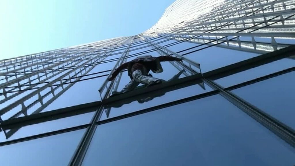 El 'spiderman' francés escala un rascacielos de 39 plantas en Alemania