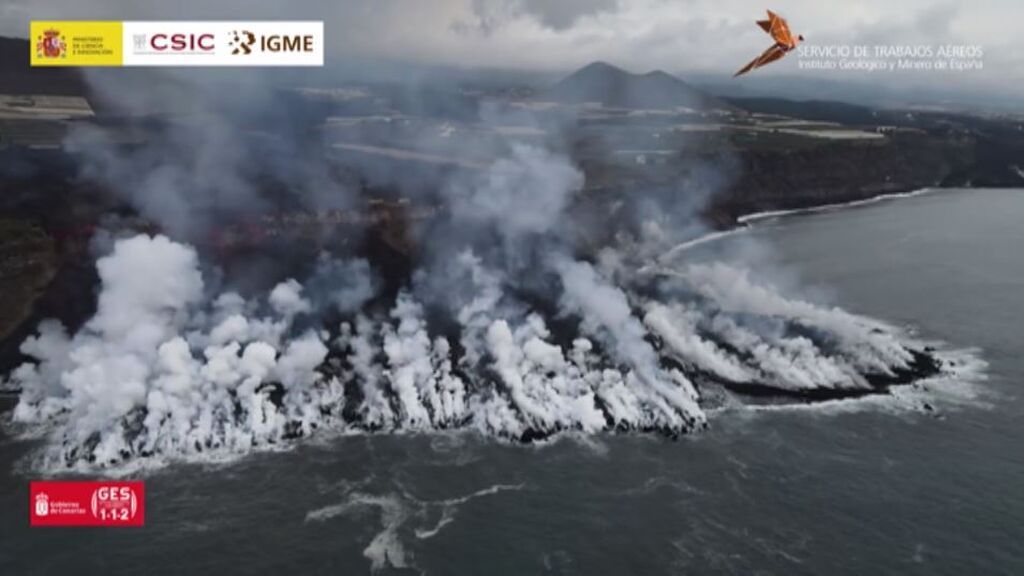 La nueva fajana provocada por el volcán de La Palma alcanza las 5 hectáreas y no deja de recibir aportes de lava