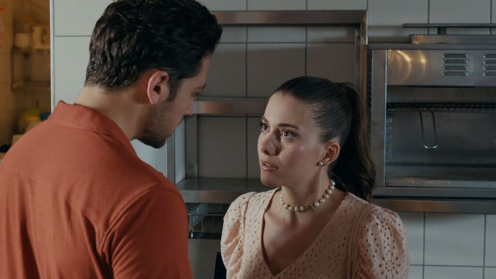 Idil y Hakan ponen los bichos en el hotel