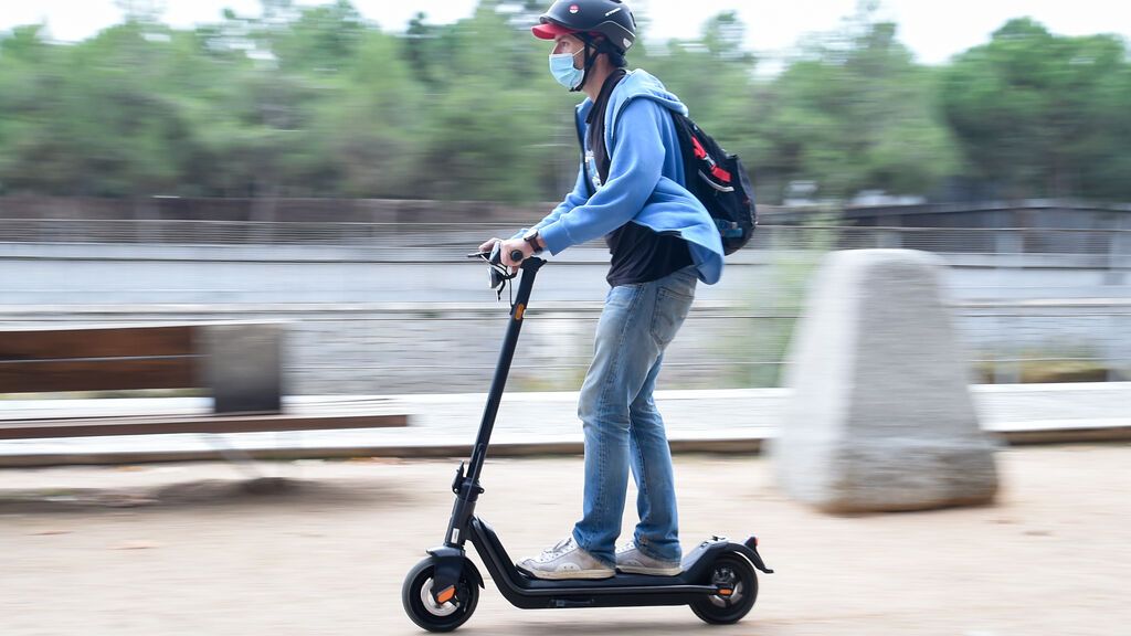 Chico en patinete eléctrico