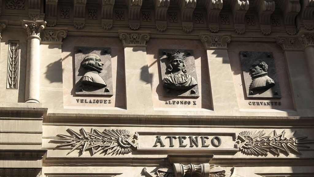 Fachada del Ateneo de Madrid.