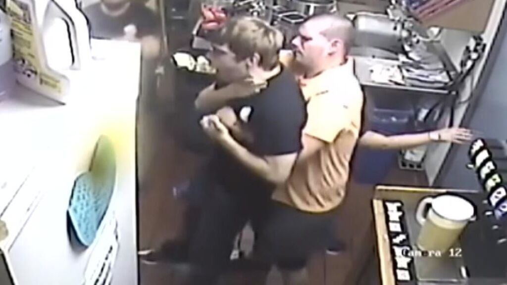 Así salvó un joven a otro atragantado en un restaurante de Wisconsin gracias a la maniobra de Heimlich