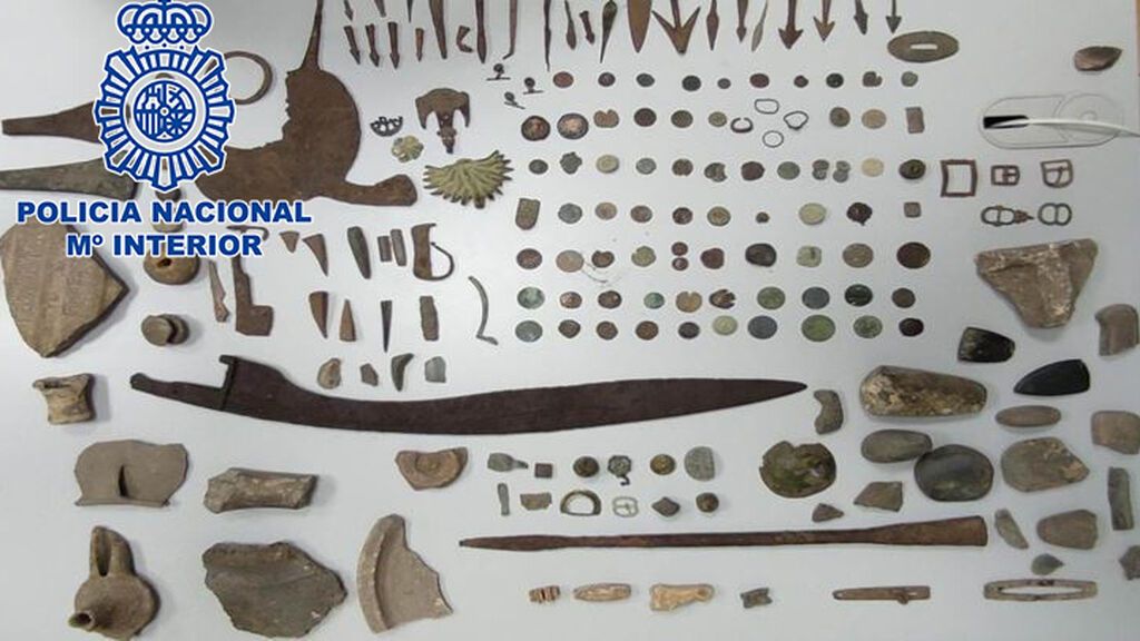 Recuperan una falcata íbera de gran valor histórico y otras 200 piezas arqueológicas