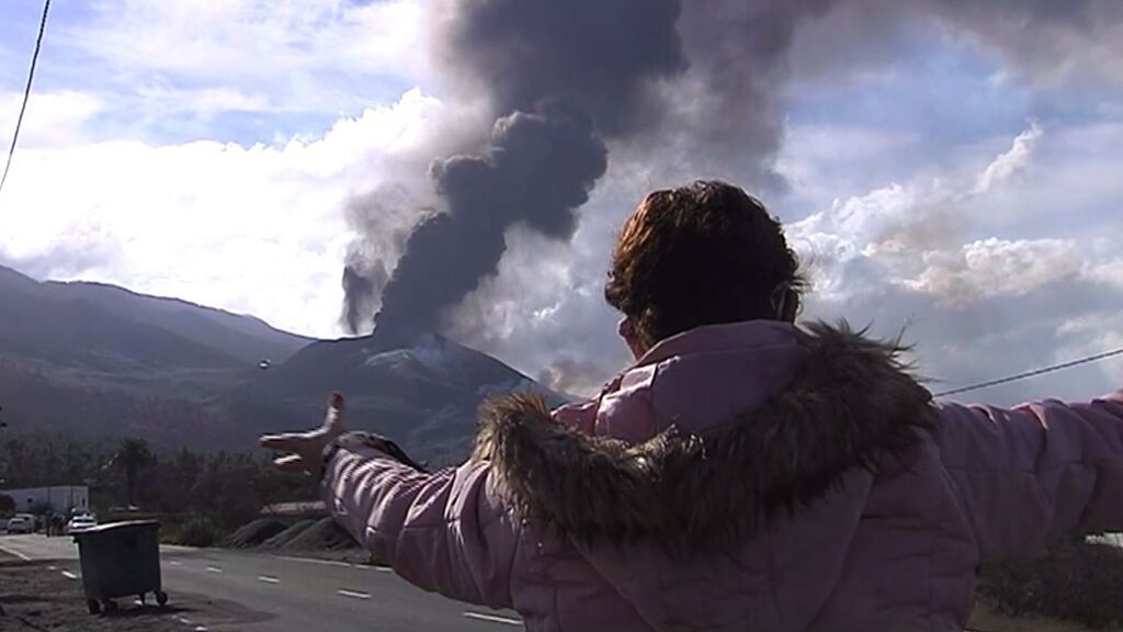 Esmeralda, joven invidente, relata el calvario que sufre por el volcán de La Palma: "No me atrevo a caminar sola"