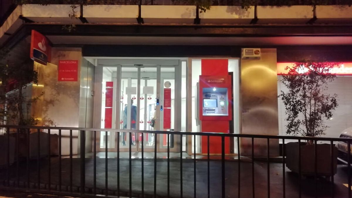 Los Mossos detienen a dos atracadores con peluca en un banco del centro de Barcelona Los Mossos detienen a dos atracadores con peluca en un banco del centro de Barcelona