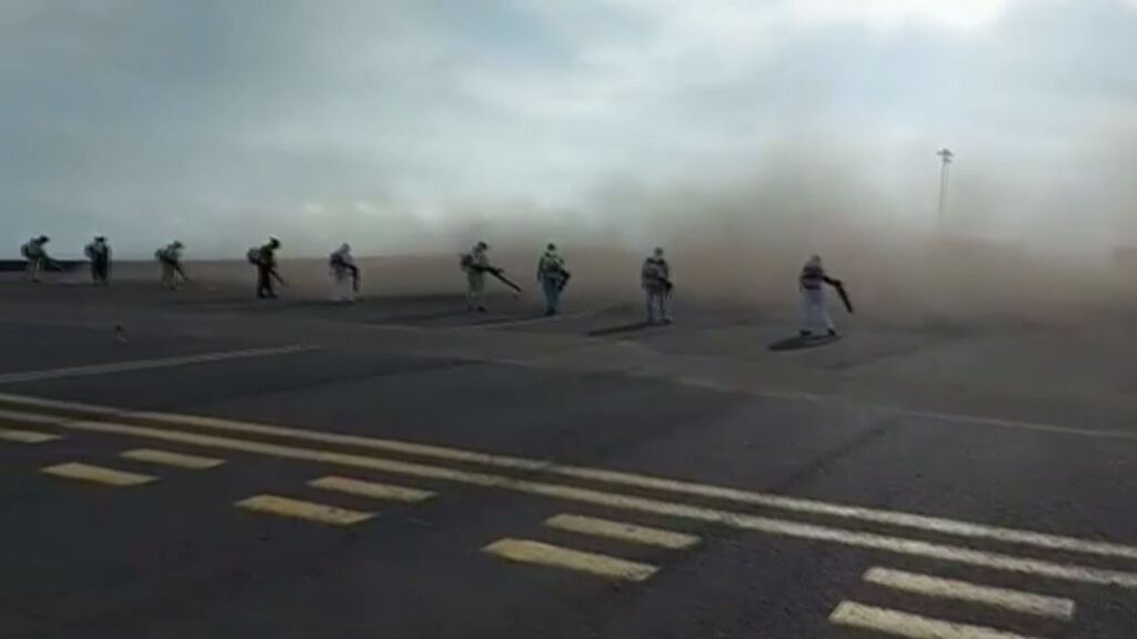 Los trabajadores de AENA, con aspiradores de ceniza para limpiar el aeropuerto de La Palma