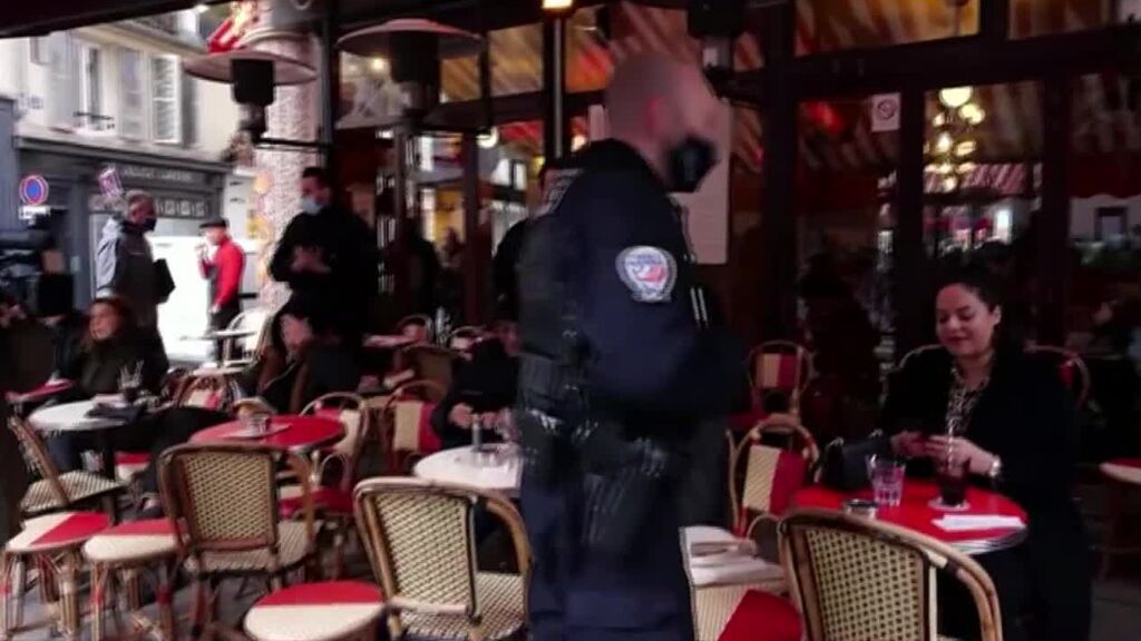 La policía francesa vigila la validez de los pasaportes covid en las terrazas de París