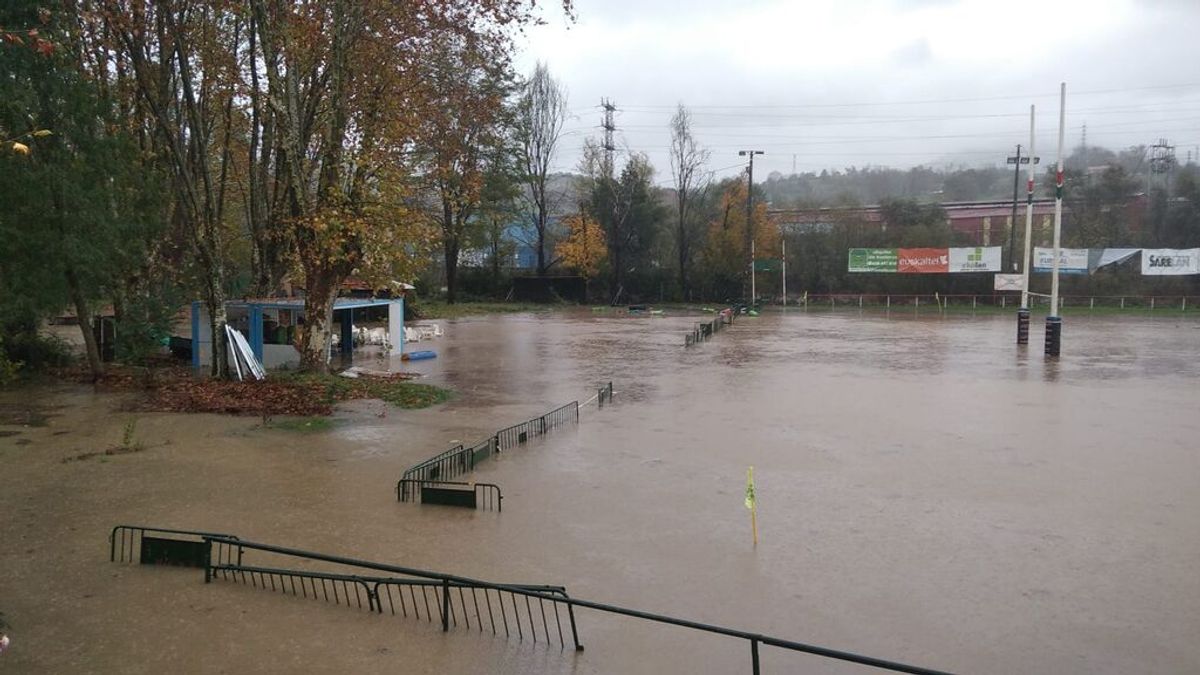 La alerta amarilla por lluvias provoca cortes de carretera y ríos desbordados en Euskadi La alerta amarilla por lluvias provoca cortes de carretera y ríos desbordados en Euskadi