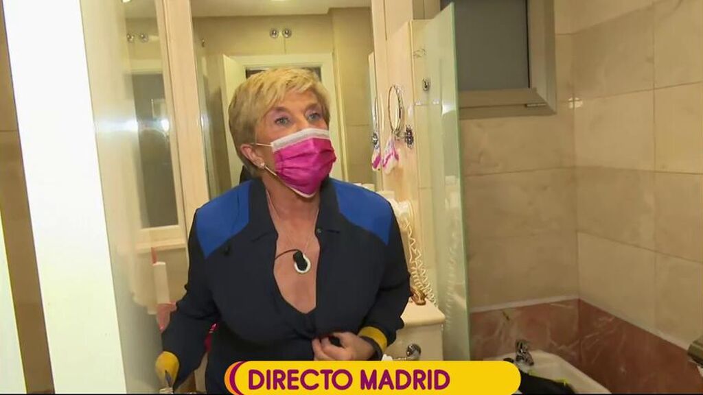 Chelo Gª Cortés sale del baño casi en ropa interior para impedir que Omar Suárez husmee en sus cajones