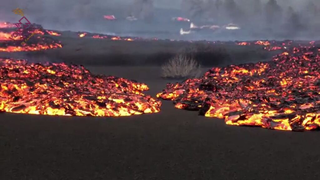 Las imágenes del avance de la nueva colada de lava emergiendo de la nueva fisura en el cono del volcán de La Palma