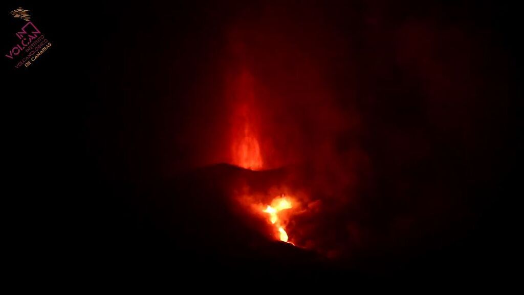 Una potente fuente de lava emitida por el volcán se aprecia desde Los Llanos