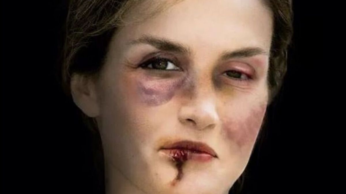 La reina Letizia aparece como una mujer maltratada en una exposición contra la violencia de género La reina Letizia aparece como una mujer maltratada en una exposición contra la violencia de género