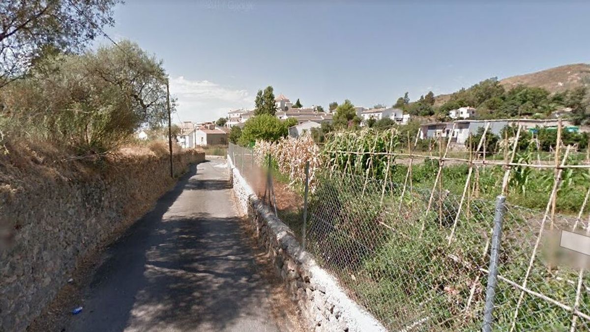 Halla un cráneo en un pueblo de Granada, lo guarda en una bolsa y se va con él de cervezas Halla un cráneo en un pueblo de Granada, lo guarda en una bolsa y se va con él de cervezas