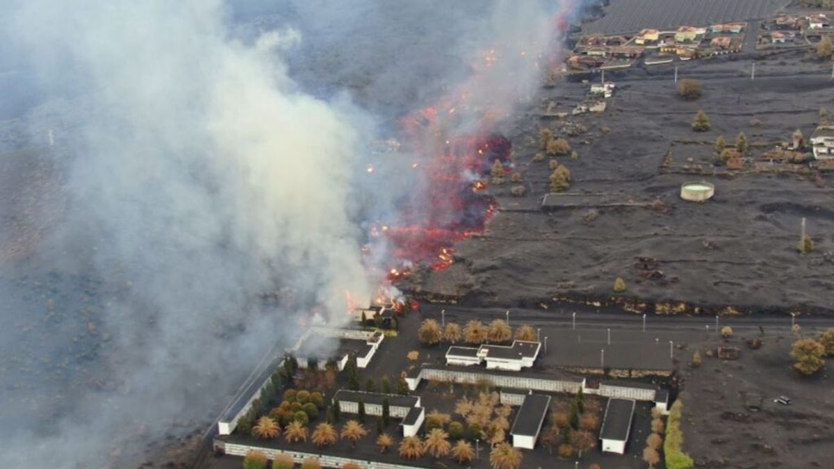 La lava llega al cementerio de Las Manchas y empieza a destruirlo tras 68 días resistiendo La lava llega al cementerio de Las Manchas y empieza a destruirlo tras 68 días resistiendo