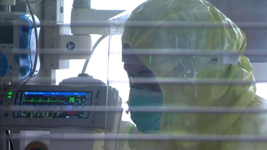 Médicos internistas piden medidas antes de Navidad y recuerdan lo más duro de la pandemia: "Era una avalancha"