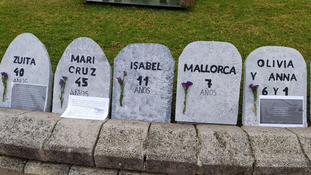 Convierten una plaza de Badajoz en un cementerio con 37 lápidas en recuerdo a las víctimas de la violencia de género Convierten una plaza de Badajoz en un cementerio con 37 lápidas en recuerdo a las víctimas de la violencia de género