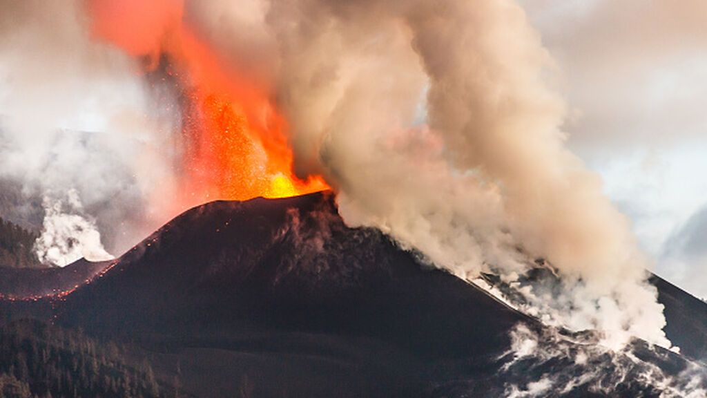 Aparece una nueva fisura al sur del cono principal del volcán de La Palma