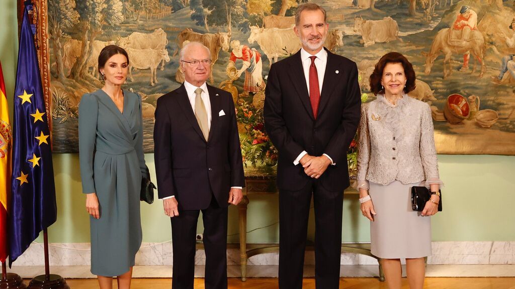 A la reina Letizia se le cae el bolso en pleno besamanos y sus accesorios acaban en el suelo