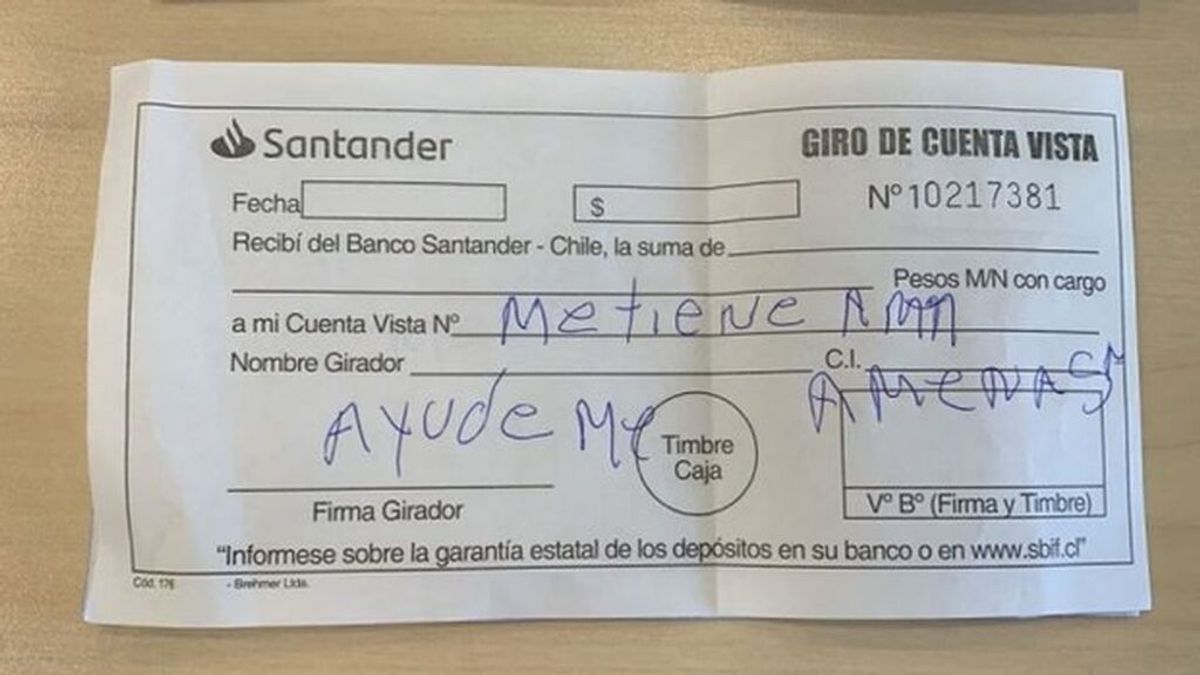 Un hombre secuestrado pide ayuda escribiendo en el cheque que entregó a la cajera del banco