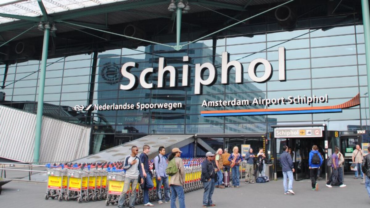 Pasajeros de Sudáfrica quedan atrapados en el aeropuerto de Ámsterdam por el miedo a la variante Nu