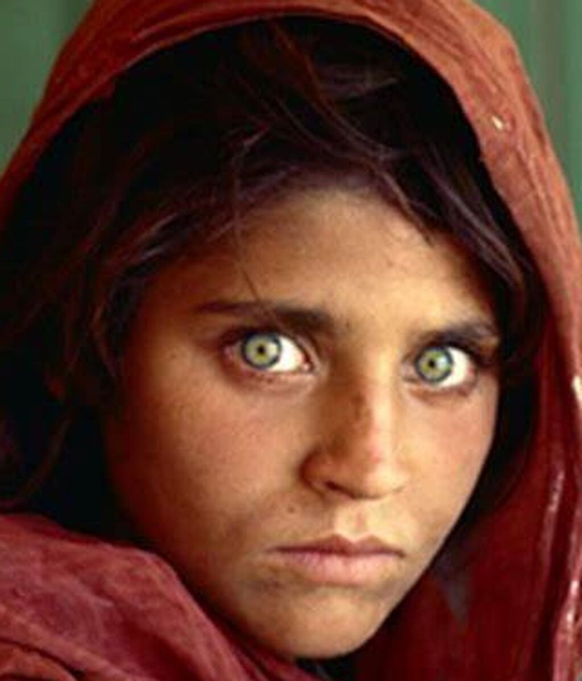 Italia concede asilo a Sharbat Gula, la 'niña afgana' que fue portada de National Geographic en 1985