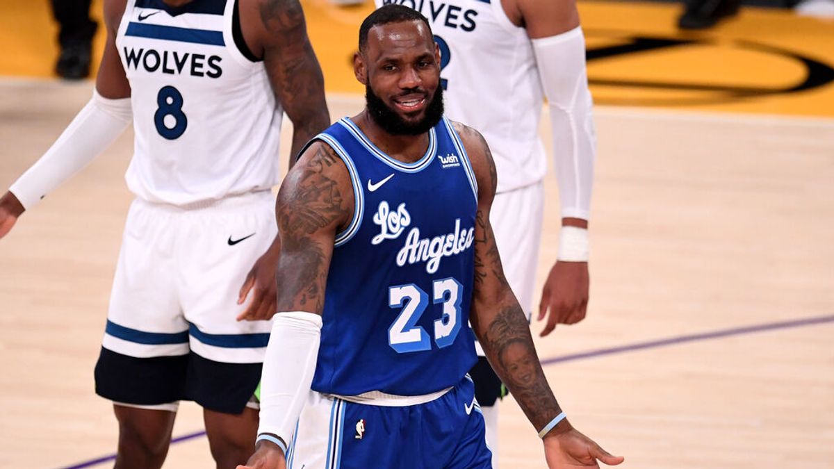 LeBron James, multado con 15.000 dólares por la NBA por un "gesto obsceno" LeBron James, multado con 15.000 dólares por la NBA por un "gesto obsceno"