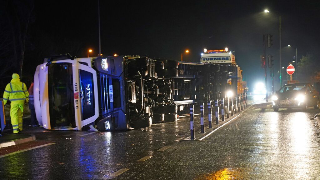 Un camión, volcado por las fuertes rachas de viento de la borrasca 'Arwen'