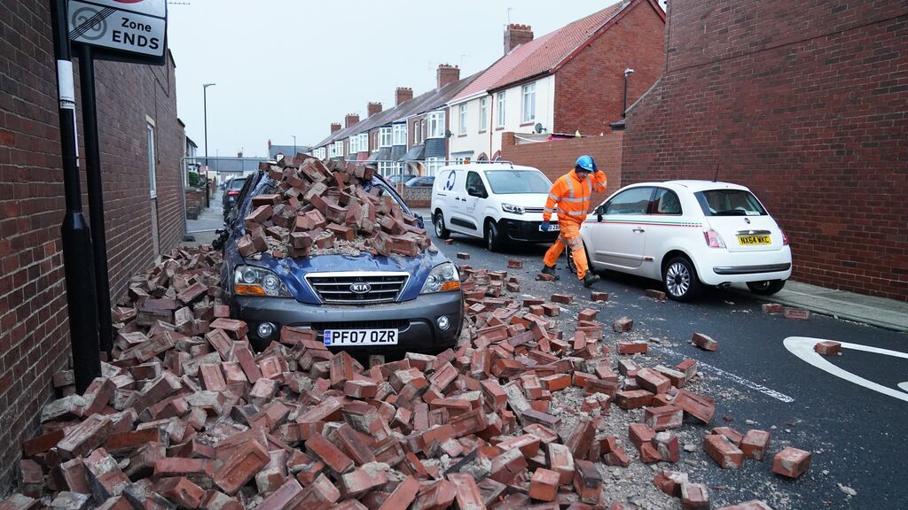 'Arwen' deja al menos dos muertos, cortes eléctricos y cierres de carreteras en Reino Unido
