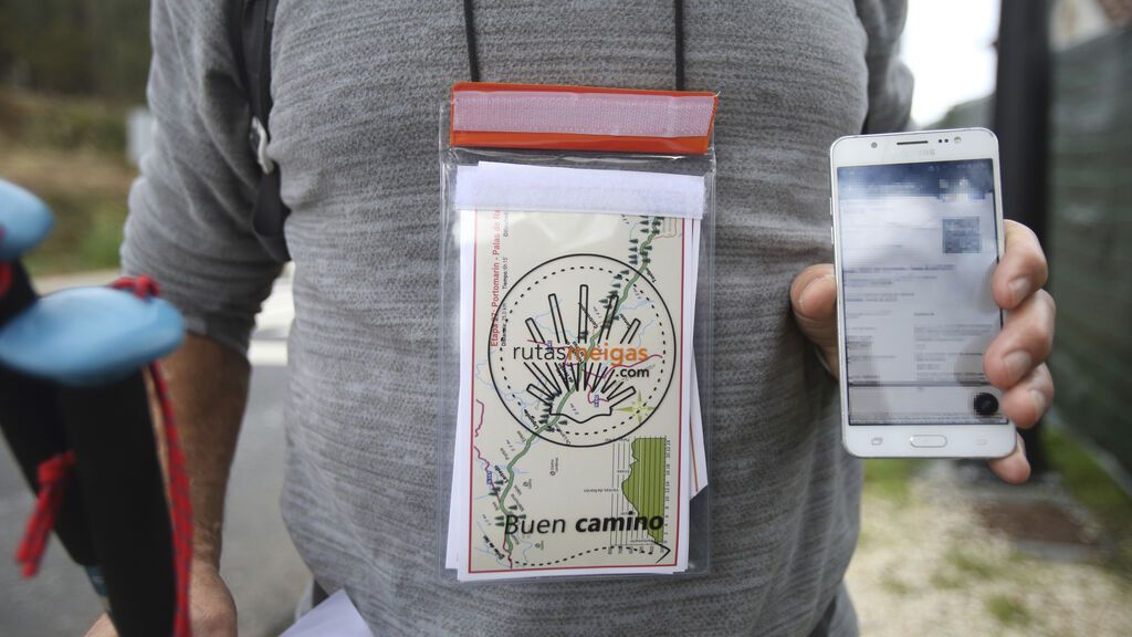 Un peregrino muestra su certificado de vacunación, a 30 de octubre de 2021, en O Pino, A Coruña