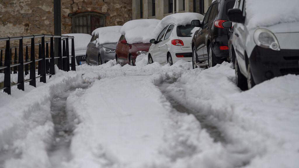 Varios coches cubiertos de nieve este domingo en la localidad cántabra de Reinosa