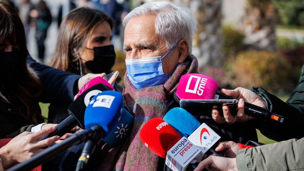 Políticos, actores y familiares dan el último adiós a Almudena Grandes en el madrileño tanatorio de La Paz