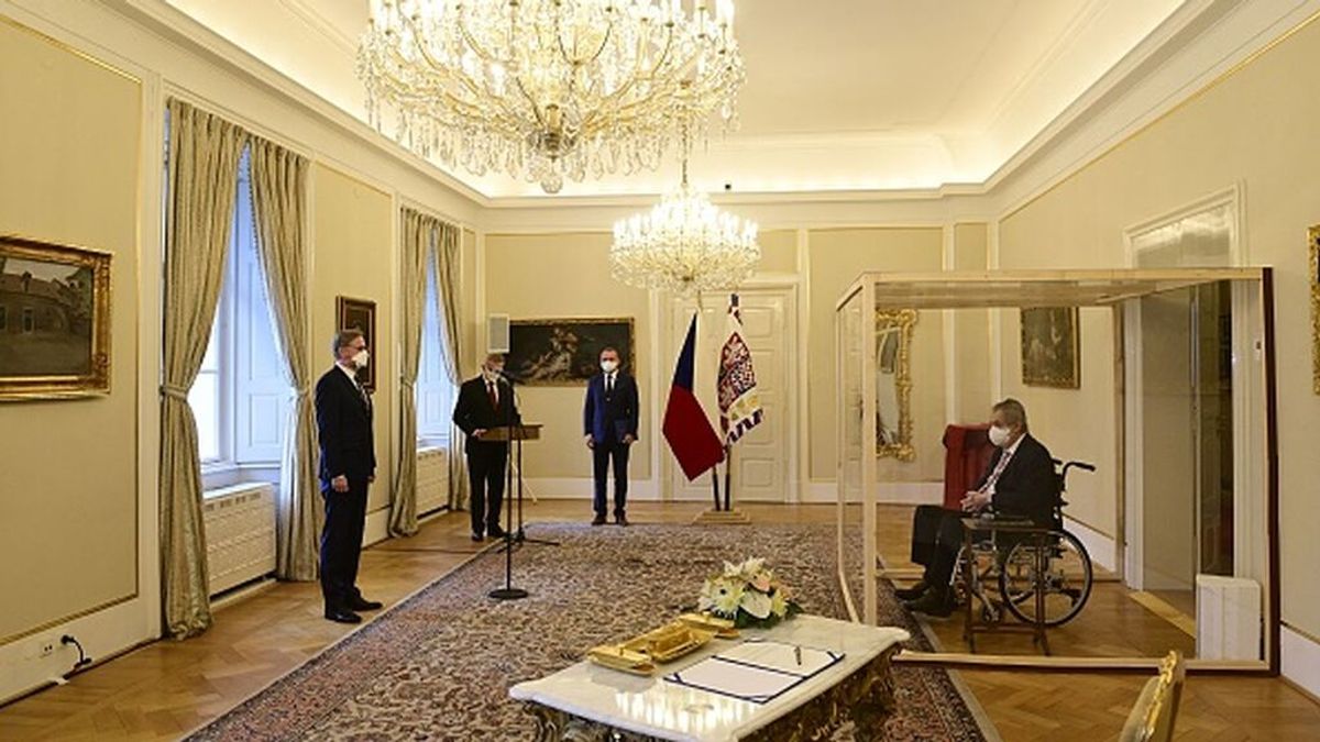 El presidente de República Checa, contagiado de coronavirus, nombra al nuevo primer ministro desde una urna