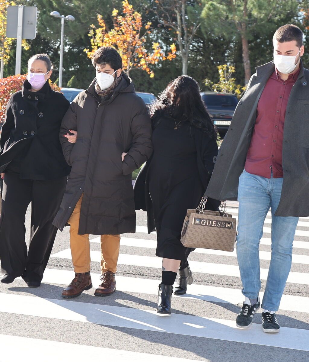 Políticos, actores y familiares dan el último adiós a Almudena Grandes en el madrileño tanatorio de La Paz