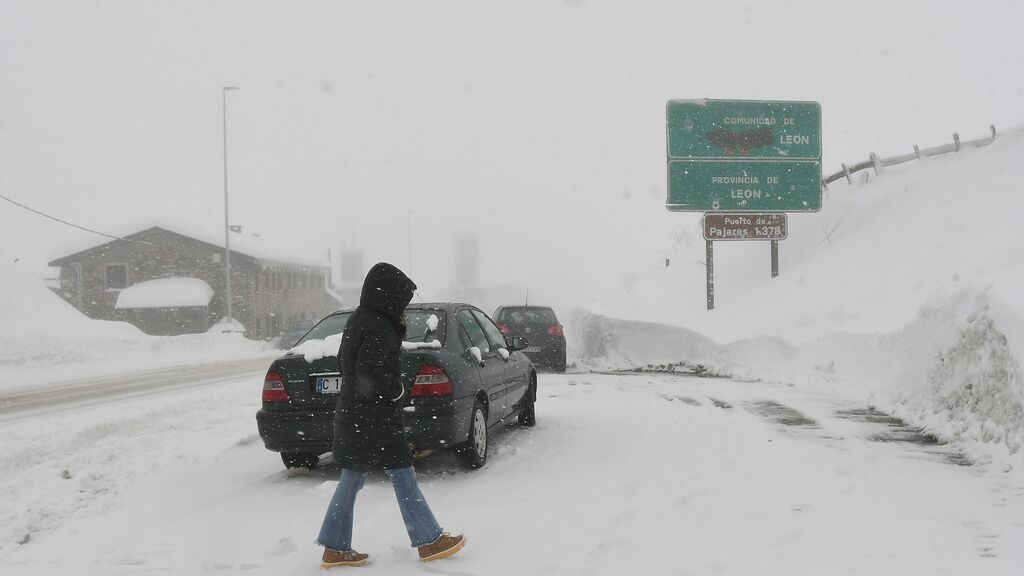 Una persona camina por el puerto de Pajares, totalmente nevado
