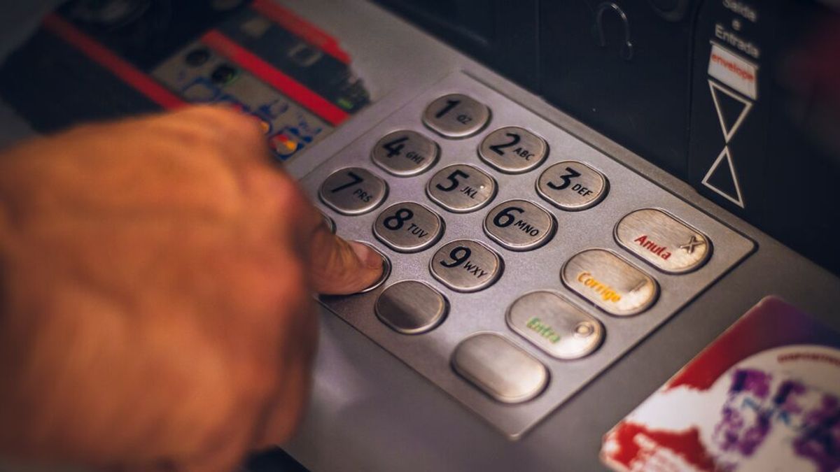 ¿Qué es la estafa de la regleta? Qué hacer si el cajero automático no te da los billetes