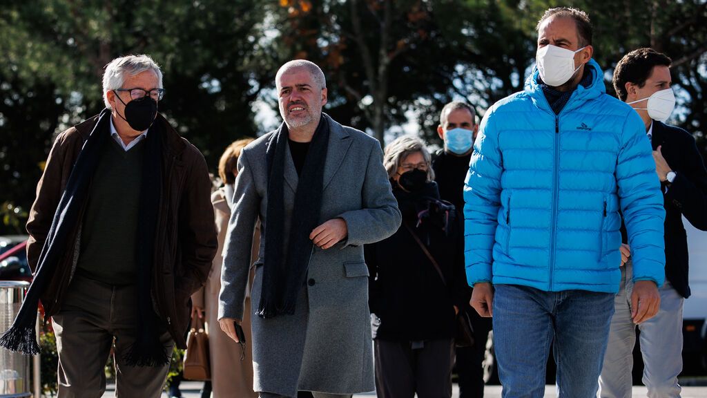 Políticos, actores y familiares dan el último adiós a Almudena Grandes en el madrileño tanatorio de La Paz