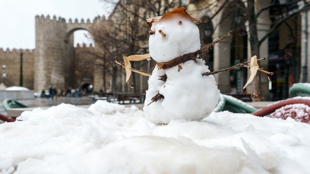 Un muñeco de nieve en la plaza de Santa Teresa de Ávila