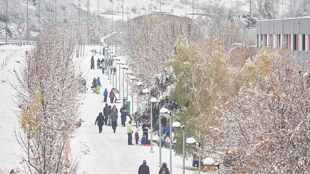 Several people walk in the snow en Vitoria