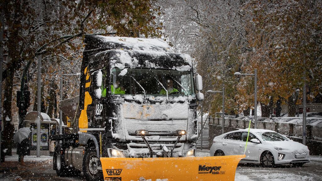 Una máquina quitanieve retira la nieve acumulada en la cuesta de El Labrit de Pamplona