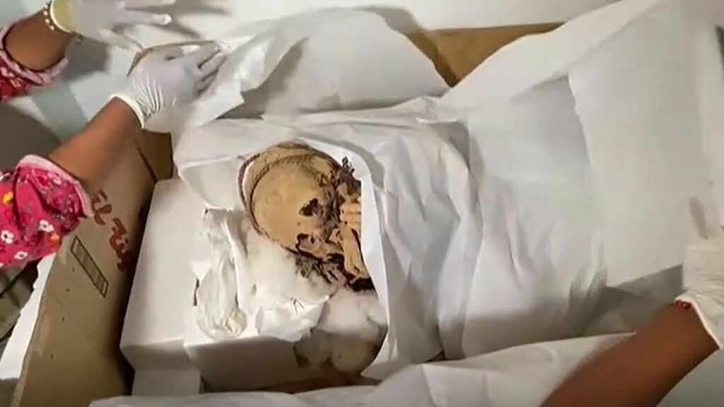 Hallan una momia preinca de al menos 800 años en buen estado de conservación