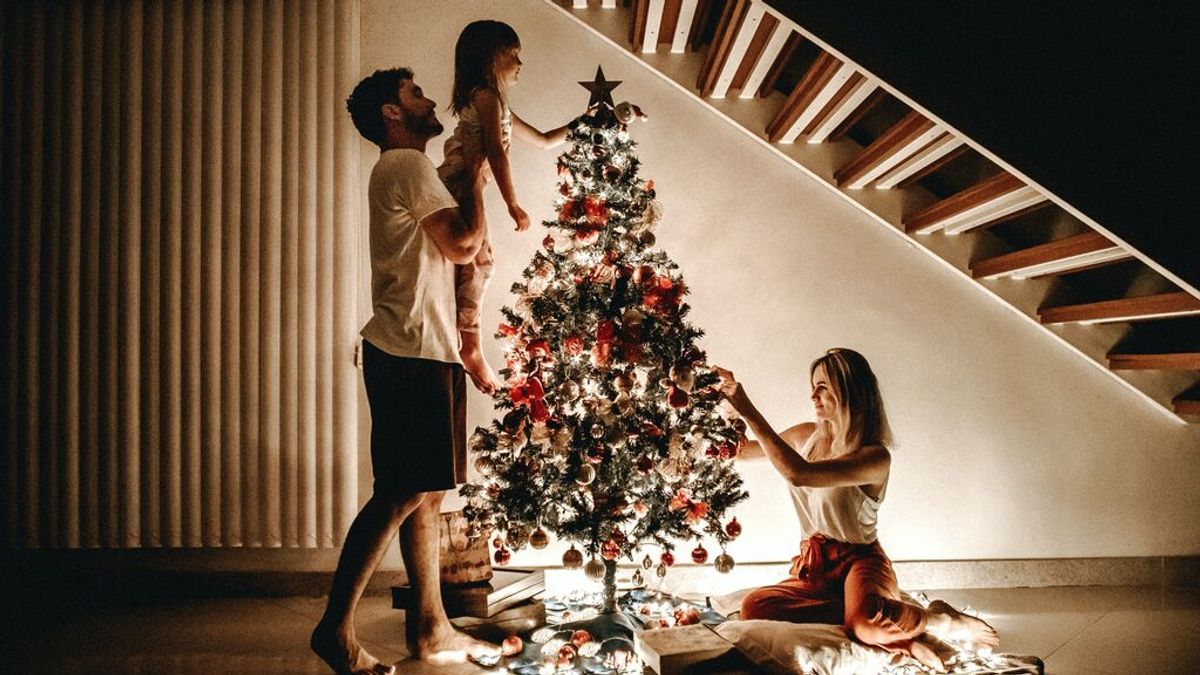 De pasar rato en familia a revivir la ilusión: los beneficios de porner el árbol de Navidad con tus hijos