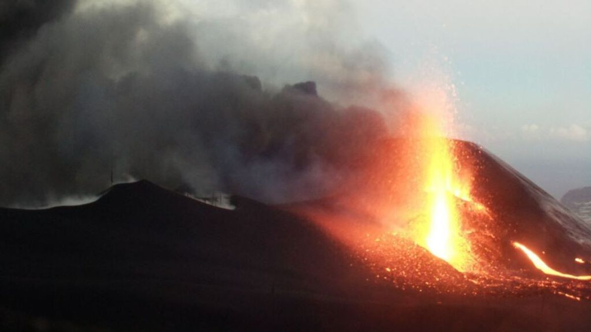 Se abre un nuevo foco emisor del volcán de La Palma durante la madrugada